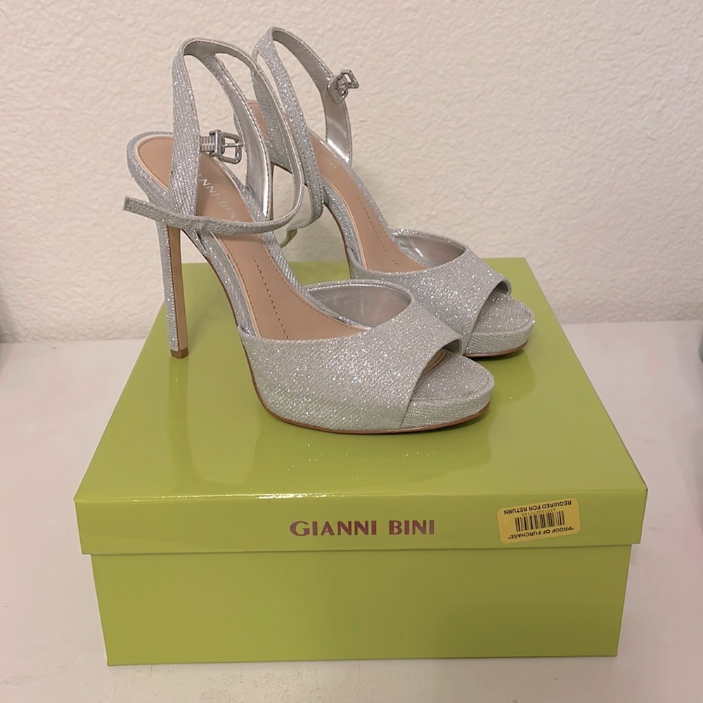 Gianni Bini Camwren Silver Sparkly heels 7.5 women